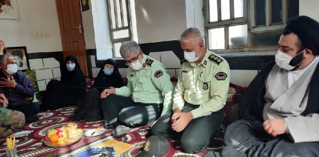 فرمانده انتظامی فارس از خانواده شهید جهانبخش میرزایی در نودان دیدار کرد + تصاویر