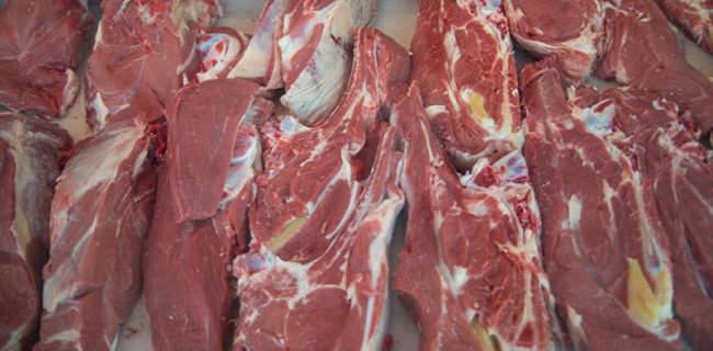 توزیع گوشت گرم گوسفند بین نیازمندان تعدادی از روستاهای کوهمره نودان