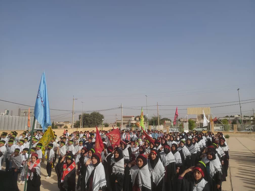 اجرای سرود سلام فرمانده توسط دانش آموزان کوهمره نودان