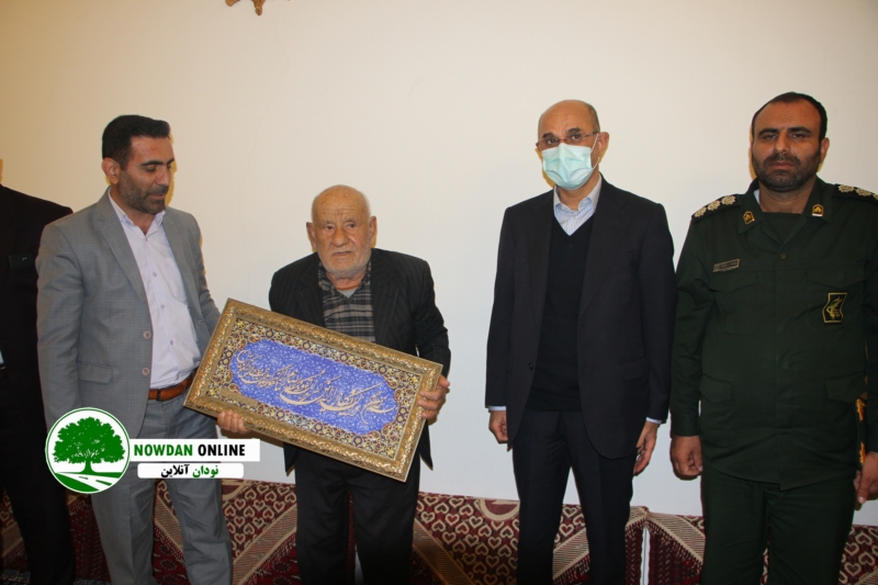 گزارش تصویری/ دیدار نوروزی مهندس نوذری وزیر اسبق نفت به همراه مسئولین شهرستان کوه چنار از خانواده های معظم شهدا در نودان